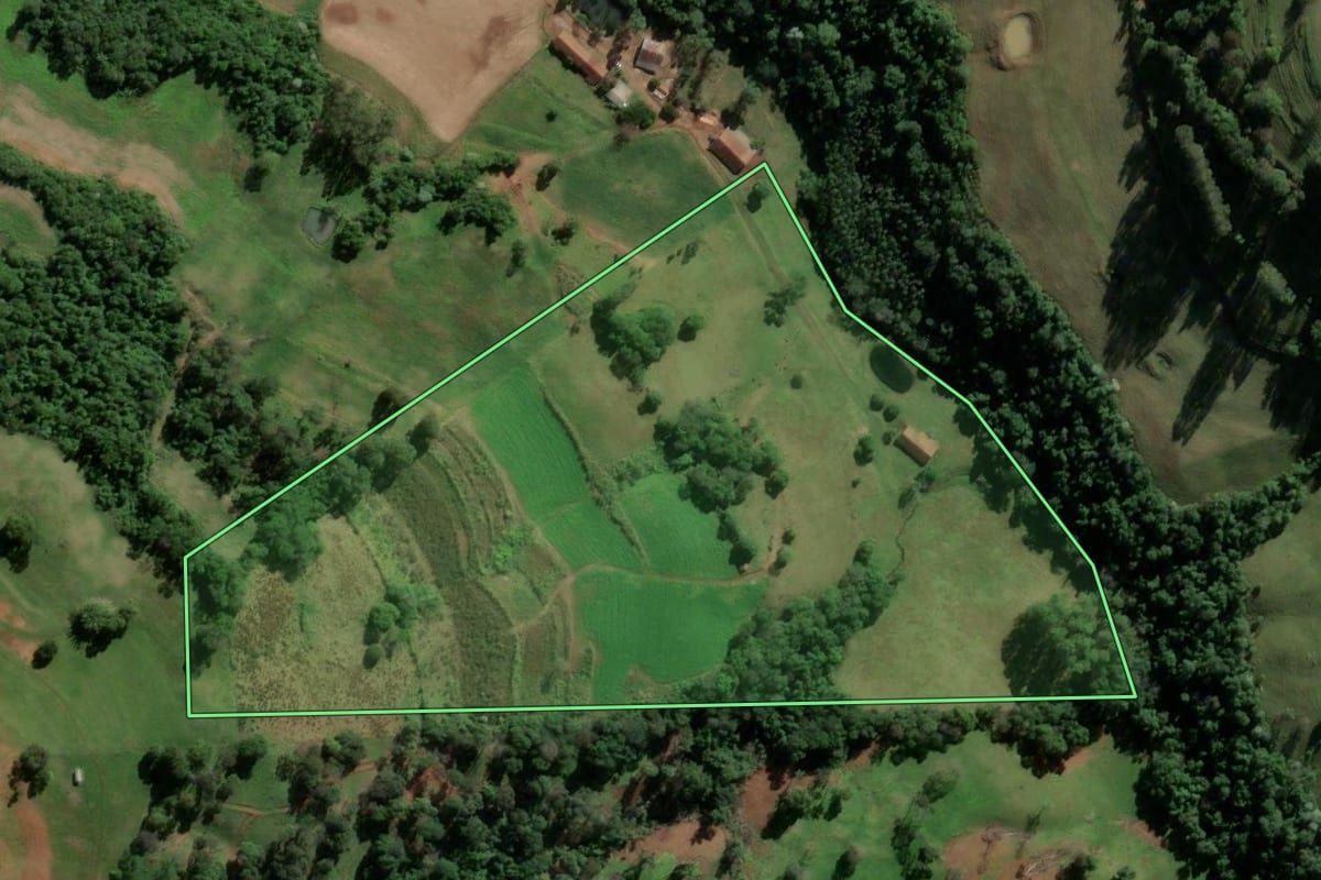 Imagem de satélite do imóvel rural em Frederico Westphalen (RS), com o contorno declarado no CAR desenhado por cima.