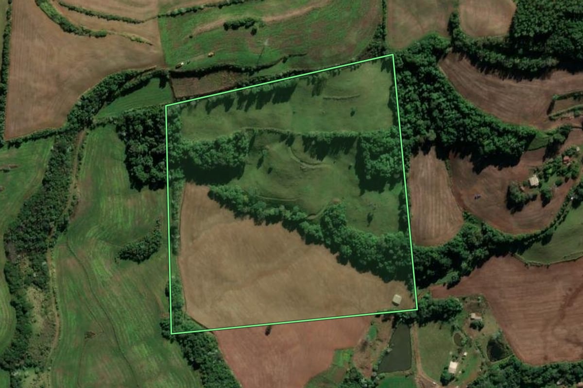 Imagem de satélite do imóvel rural em Frederico Westphalen (RS), com o contorno declarado no CAR desenhado por cima.