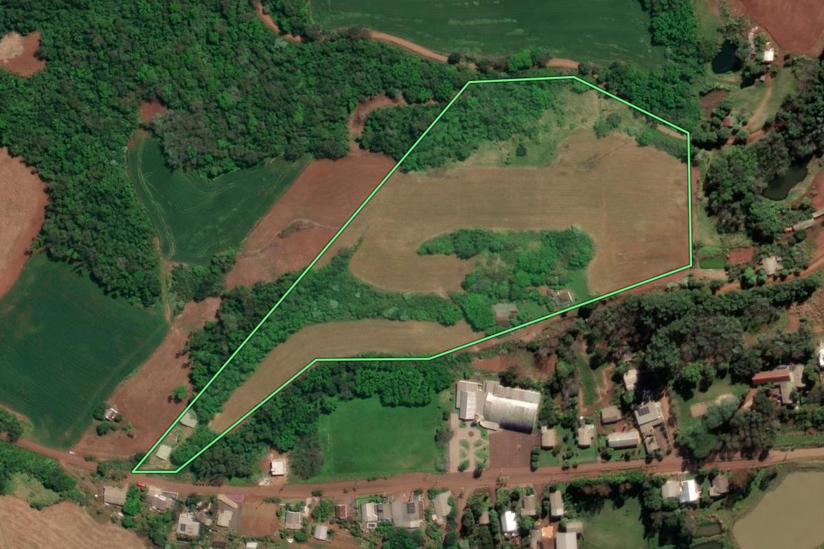 Imagem de satélite do imóvel rural em Frederico Westphalen (RS), com o contorno declarado no CAR desenhado por cima.