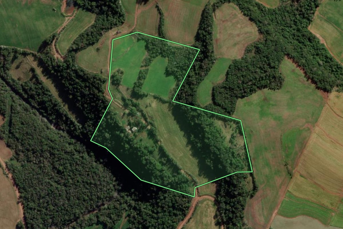 Imagem de satélite do imóvel rural em Frederico Westphalen (RS), com o contorno declarado no CAR desenhado por cima.