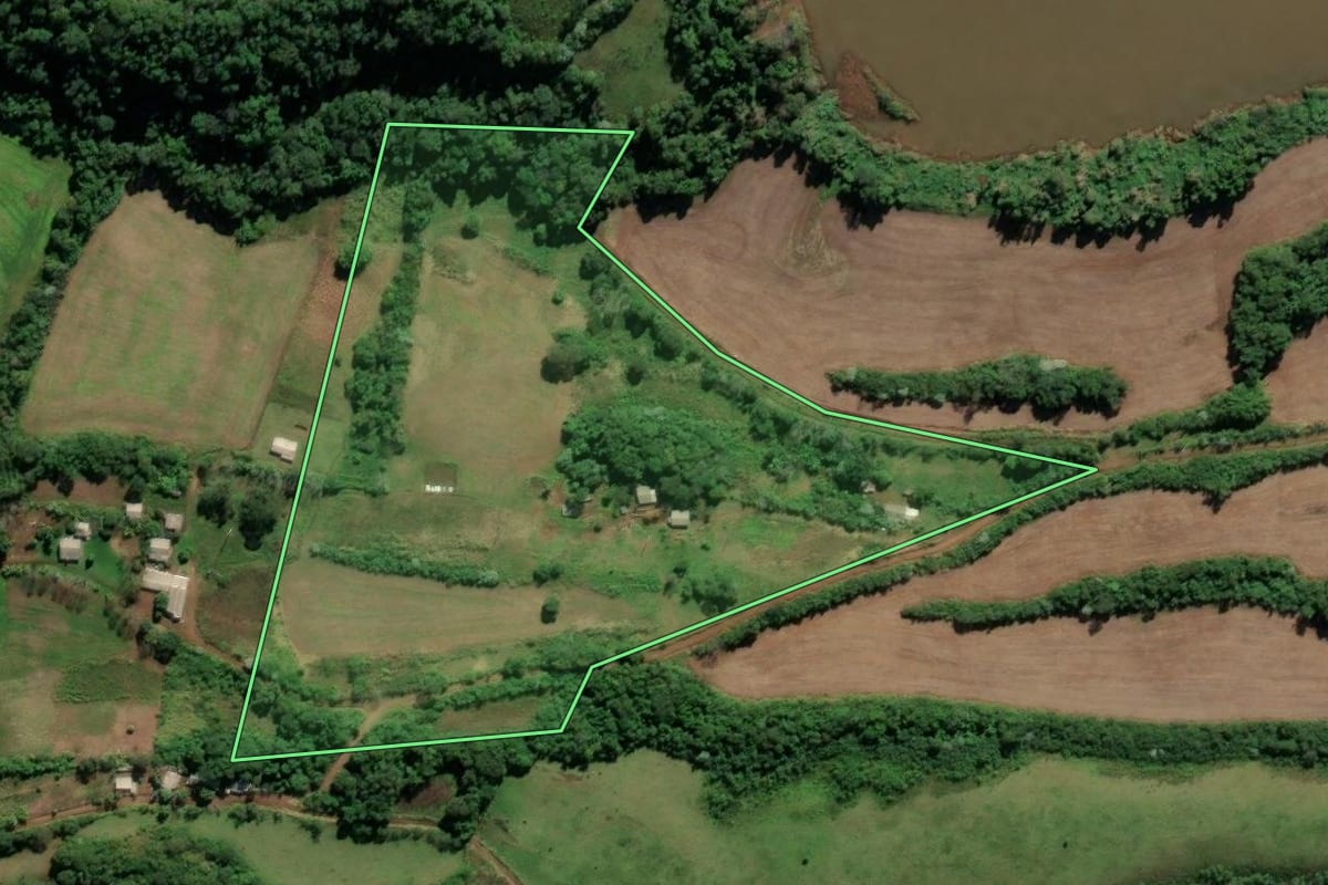 Imagem de satélite do imóvel rural em Frederico Westphalen (RS), com o contorno declarado no CAR desenhado por cima.