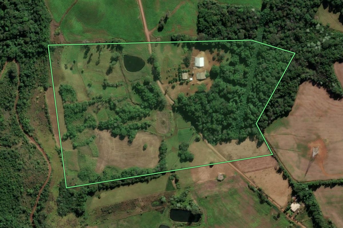 Imagem de satélite do imóvel rural em Frederico Westphalen (RS), com o contorno declarado no CAR desenhado por cima.