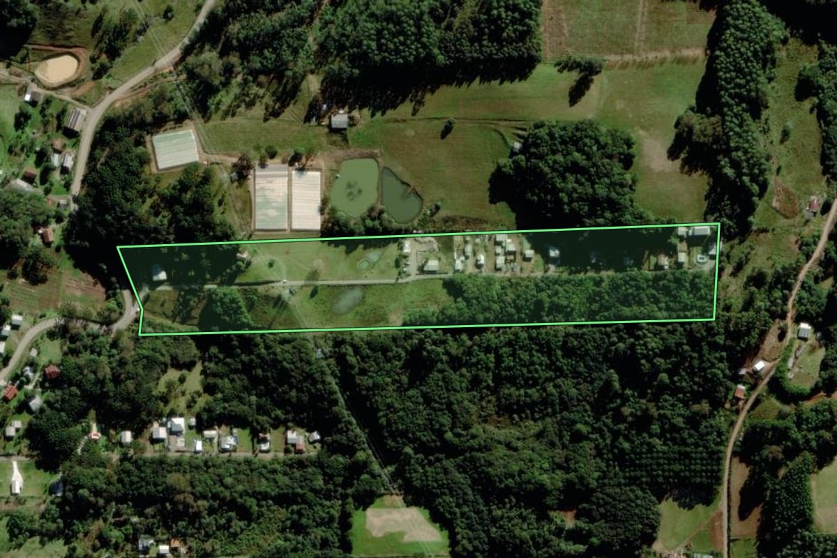 Imagem de satélite do imóvel rural em Garibaldi (RS), com o contorno declarado no CAR desenhado por cima.
