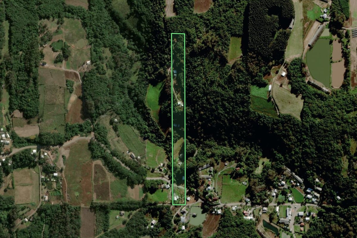 Imagem de satélite do imóvel rural em Garibaldi (RS), com o contorno declarado no CAR desenhado por cima.