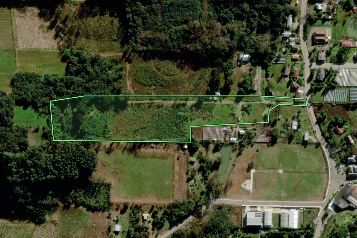 Imagem de satélite do imóvel rural em Garibaldi (RS), com o contorno declarado no CAR desenhado por cima.