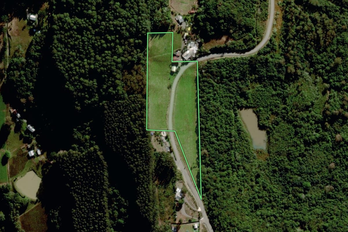 Imagem de satélite do imóvel rural em Garibaldi (RS), com o contorno declarado no CAR desenhado por cima.