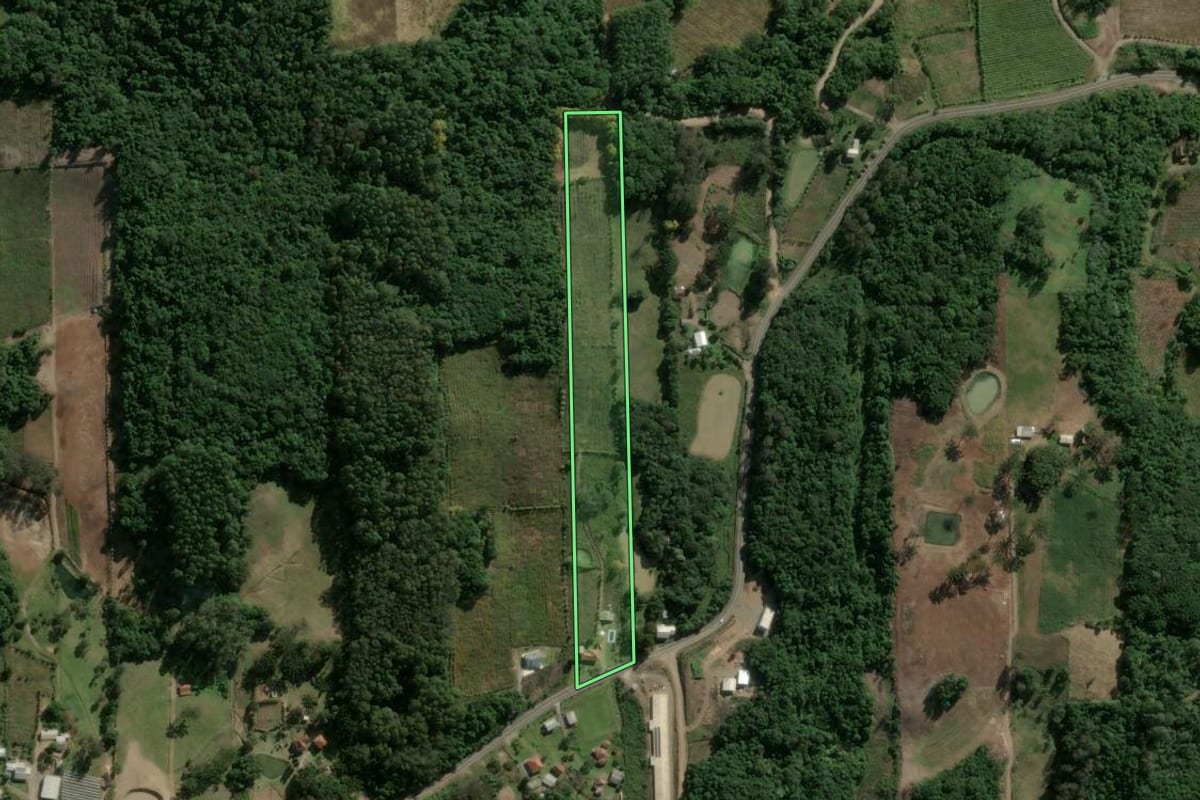 Imagem de satélite do imóvel rural em Garibaldi (RS), com o contorno declarado no CAR desenhado por cima.