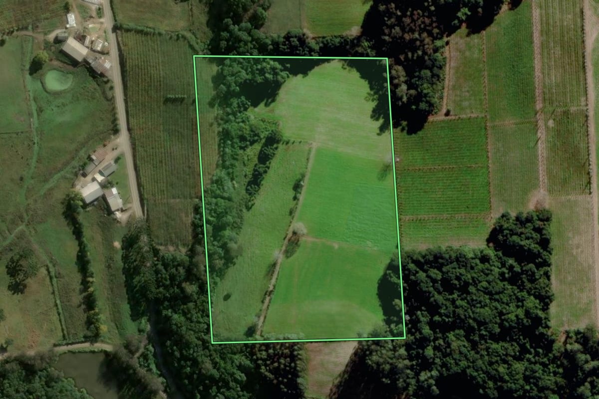Imagem de satélite do imóvel rural em Garibaldi (RS), com o contorno declarado no CAR desenhado por cima.