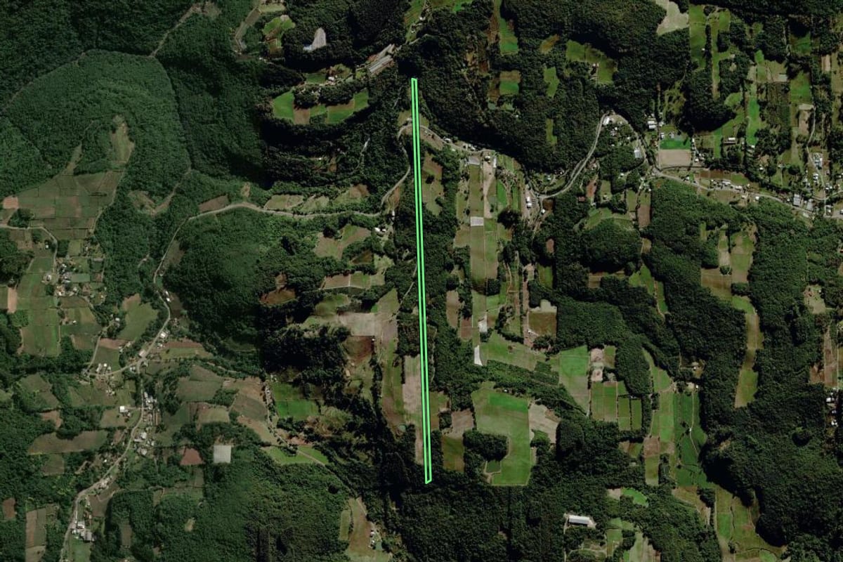 Imagem de satélite do imóvel rural em Garibaldi (RS), com o contorno declarado no CAR desenhado por cima.
