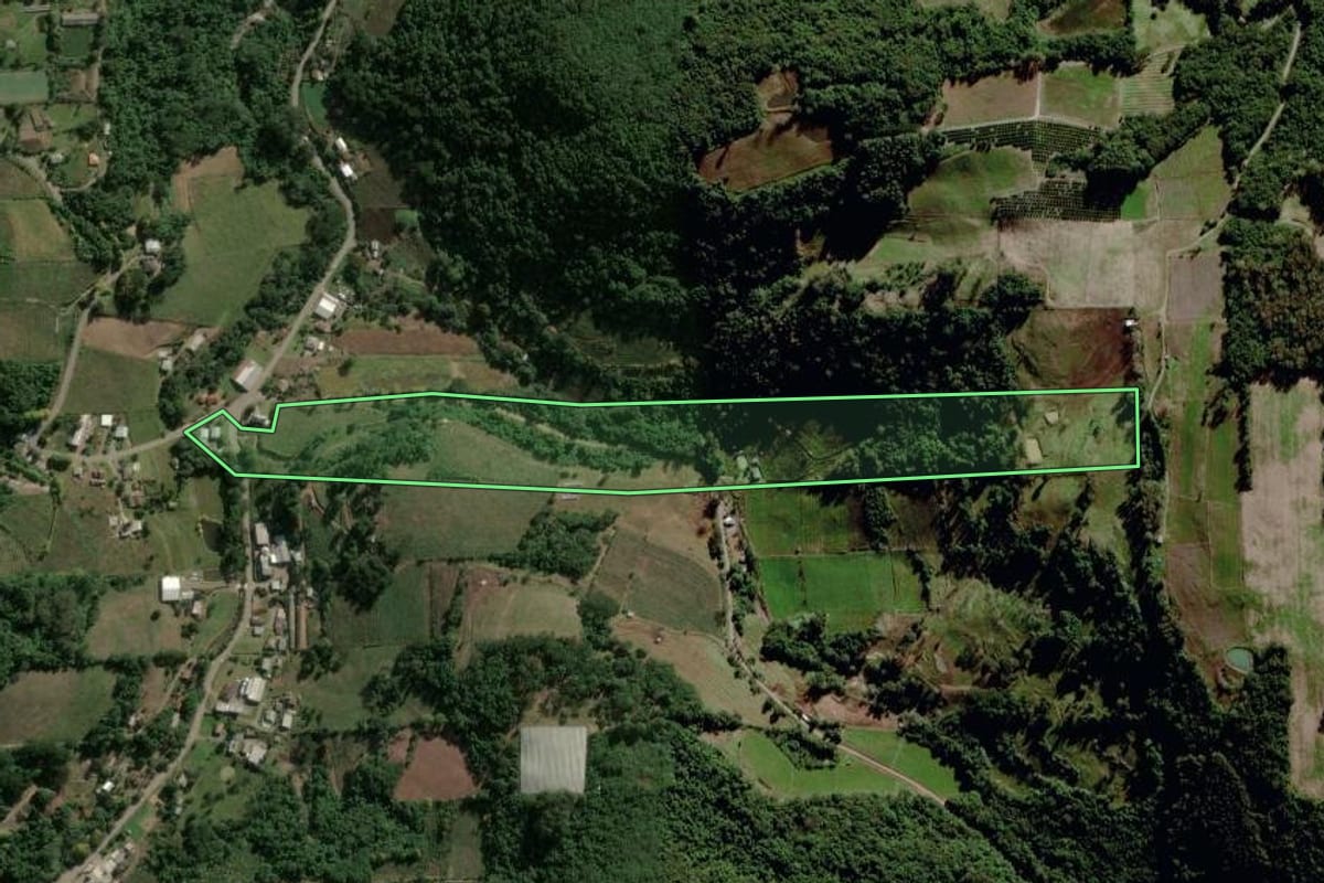Imagem de satélite do imóvel rural em Garibaldi (RS), com o contorno declarado no CAR desenhado por cima.