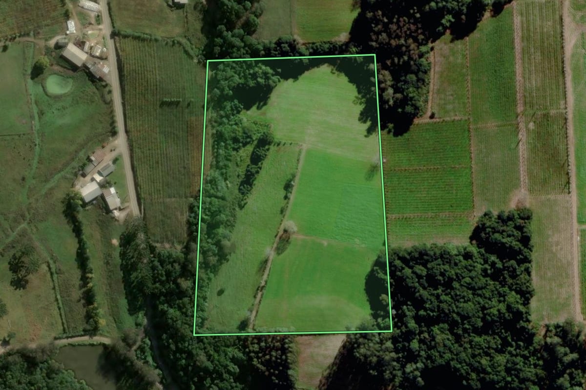 Imagem de satélite do imóvel rural em Garibaldi (RS), com o contorno declarado no CAR desenhado por cima.