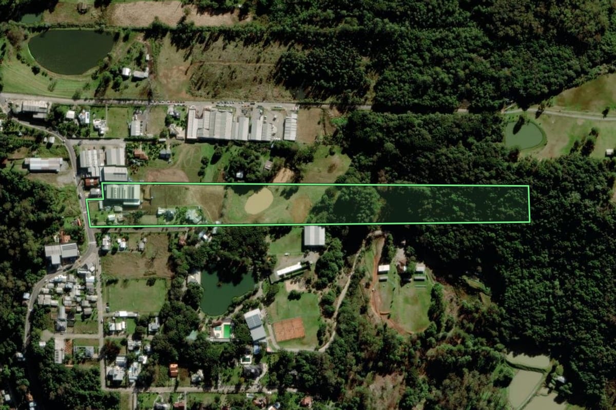 Imagem de satélite do imóvel rural em Garibaldi (RS), com o contorno declarado no CAR desenhado por cima.