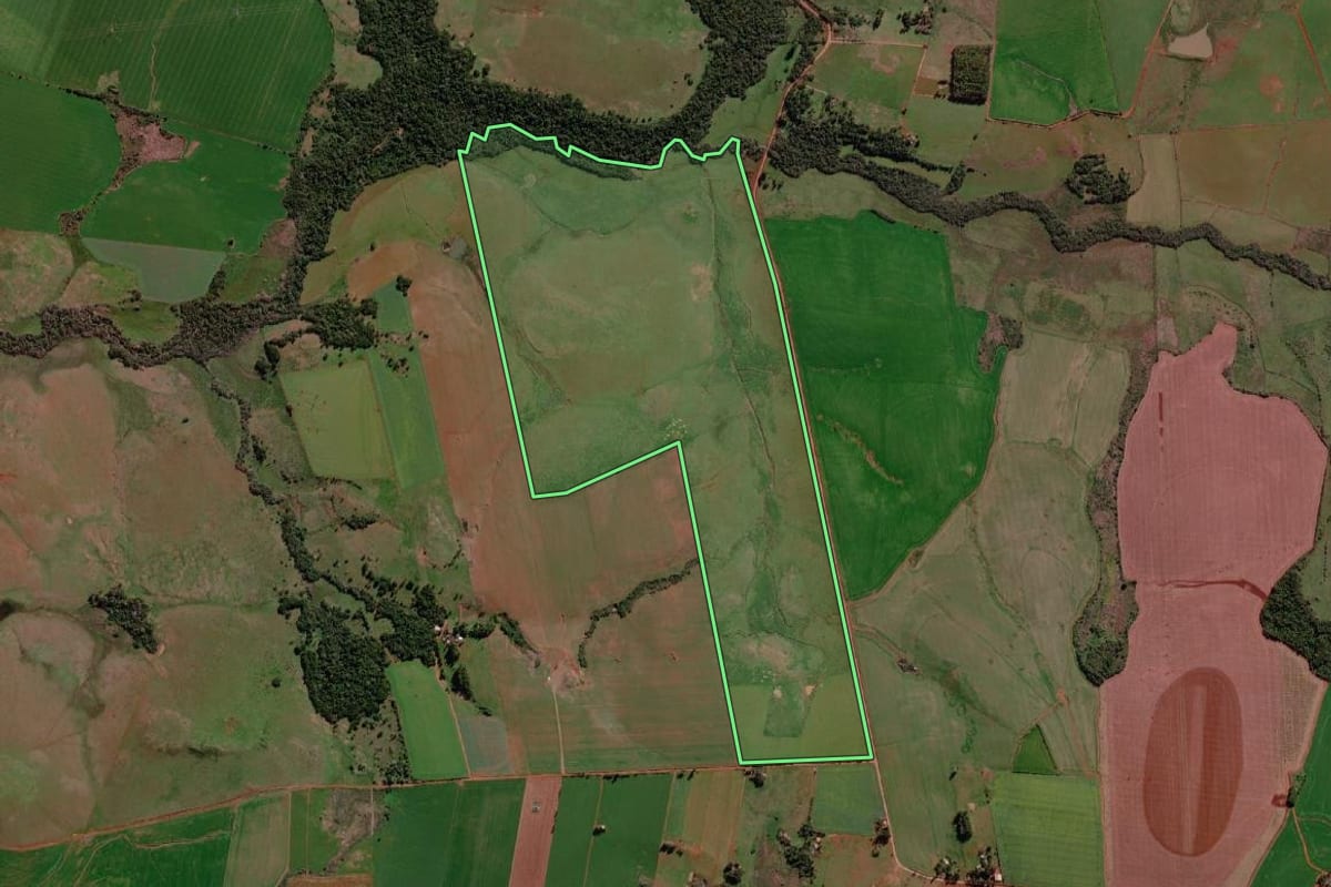 Imagem de satélite do imóvel rural em Garruchos (RS), com o contorno declarado no CAR desenhado por cima.