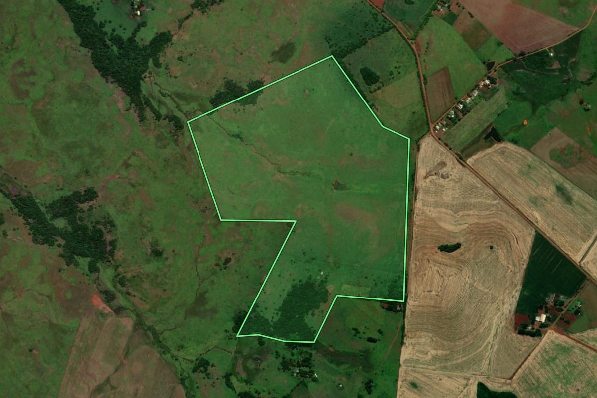 Imagem de satélite do imóvel rural em Garruchos (RS), com o contorno declarado no CAR desenhado por cima.