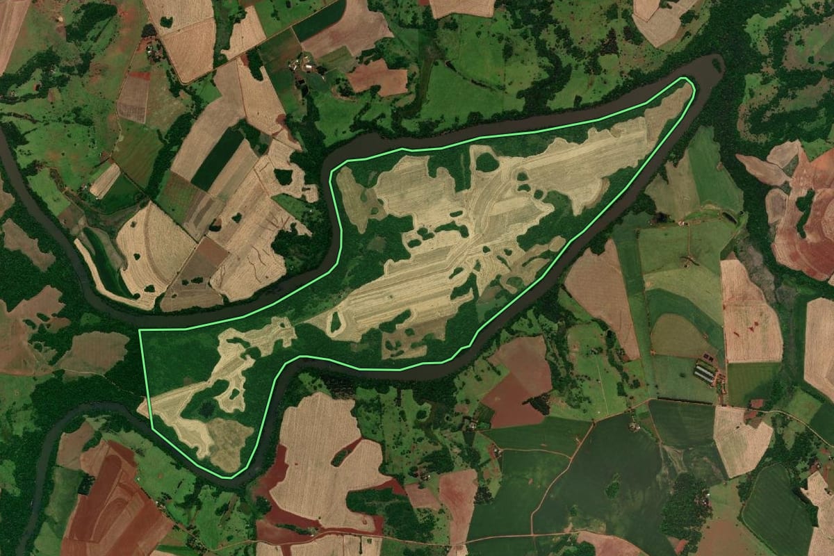 Imagem de satélite do imóvel rural em Garruchos (RS), com o contorno declarado no CAR desenhado por cima.