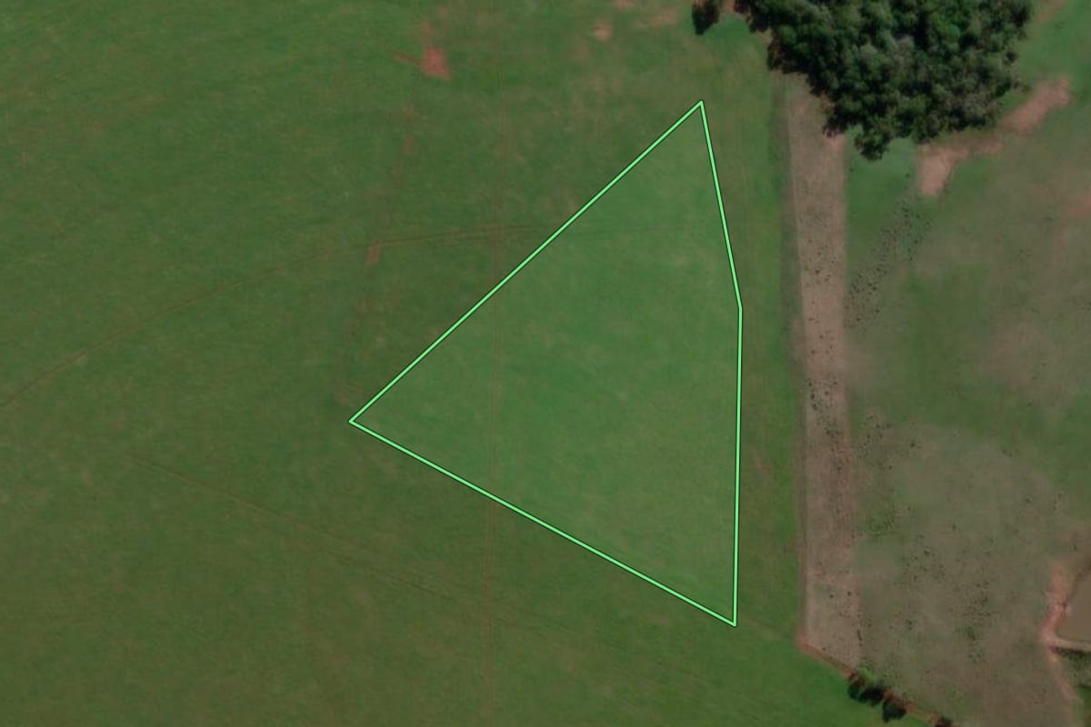 Imagem de satélite do imóvel rural em Garruchos (RS), com o contorno declarado no CAR desenhado por cima.