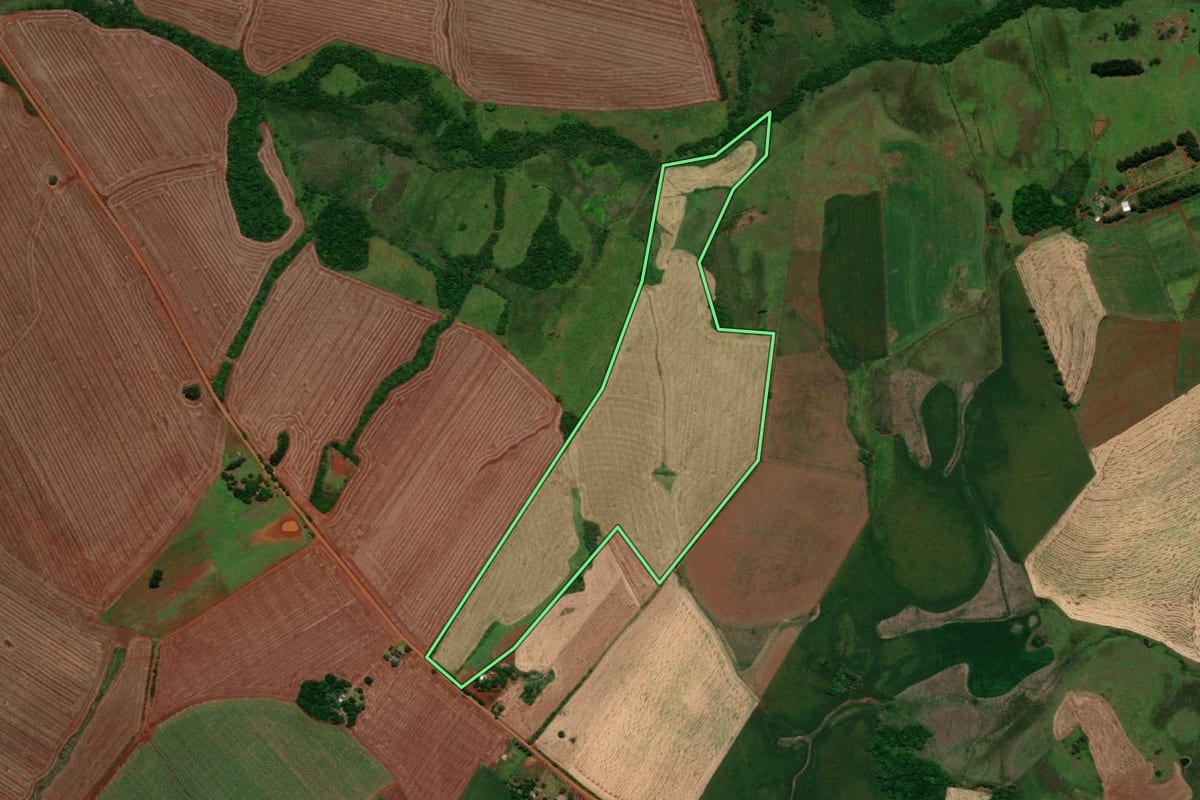 Imagem de satélite do imóvel rural em Garruchos (RS), com o contorno declarado no CAR desenhado por cima.