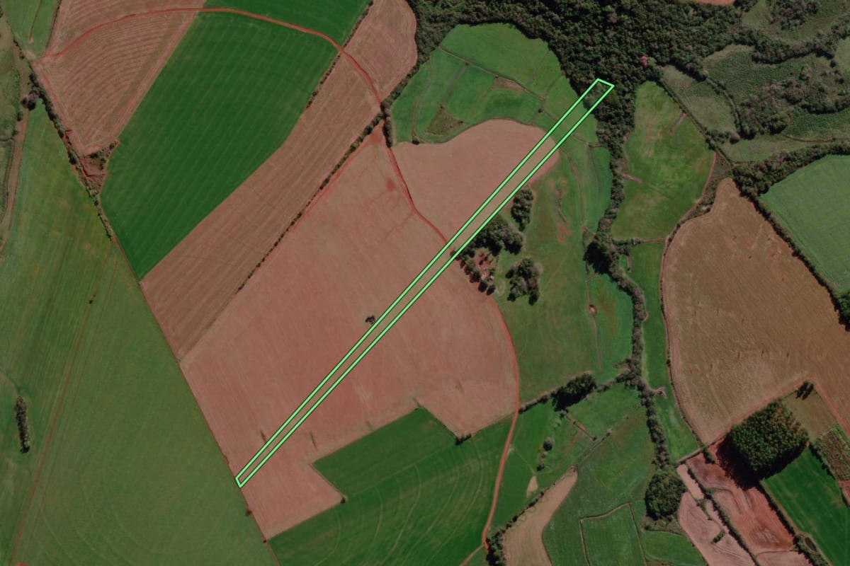 Imagem de satélite do imóvel rural em Garruchos (RS), com o contorno declarado no CAR desenhado por cima.