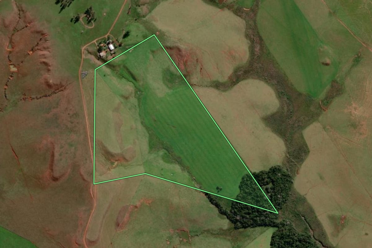 Imagem de satélite do imóvel rural em Garruchos (RS), com o contorno declarado no CAR desenhado por cima.