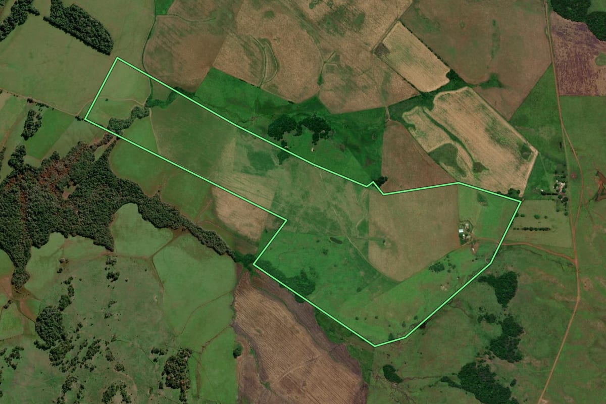 Imagem de satélite do imóvel rural em Garruchos (RS), com o contorno declarado no CAR desenhado por cima.