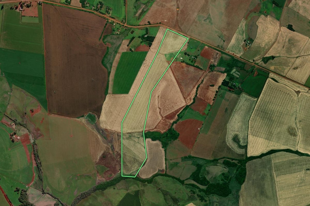 Imagem de satélite do imóvel rural em Garruchos (RS), com o contorno declarado no CAR desenhado por cima.