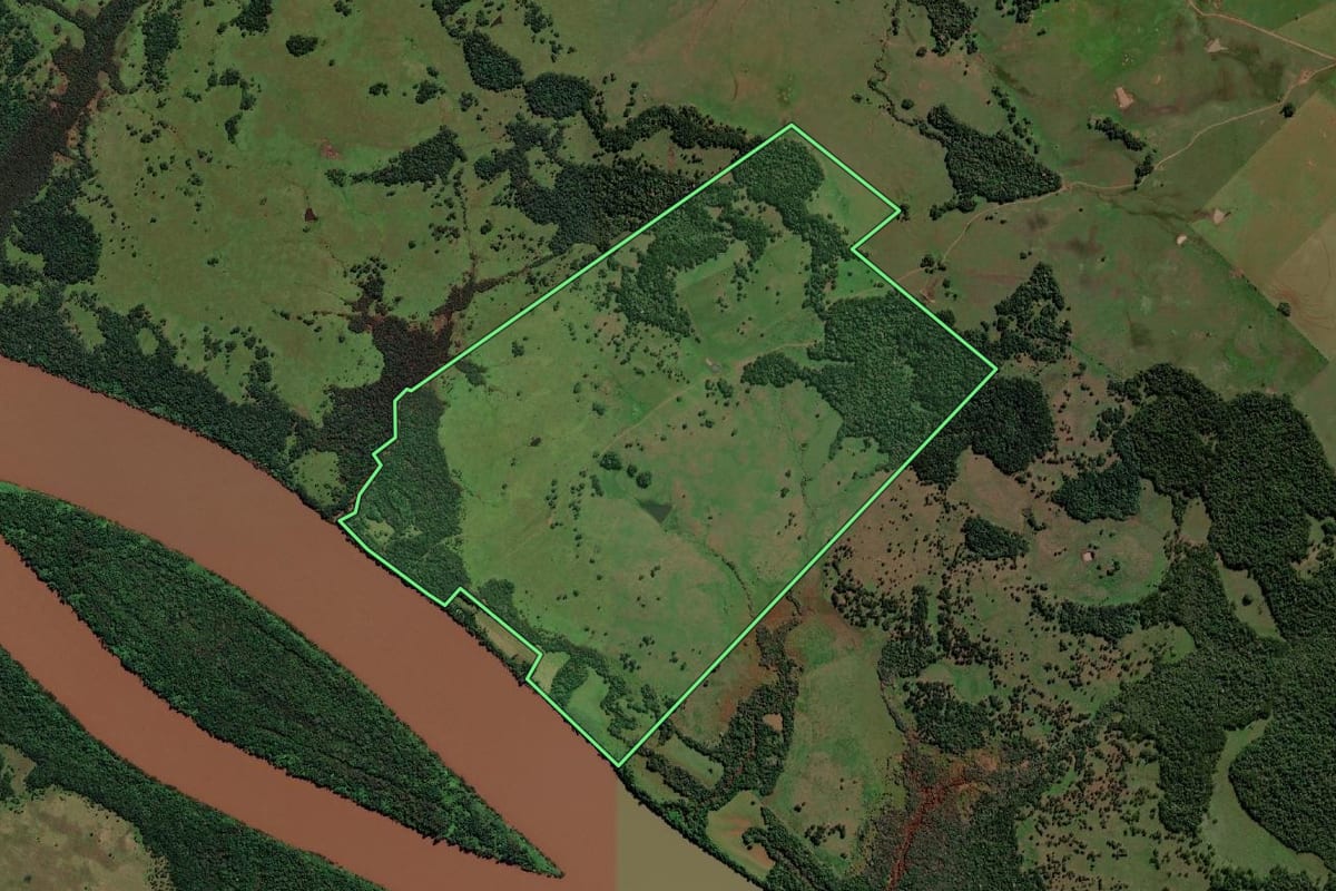 Imagem de satélite do imóvel rural em Garruchos (RS), com o contorno declarado no CAR desenhado por cima.