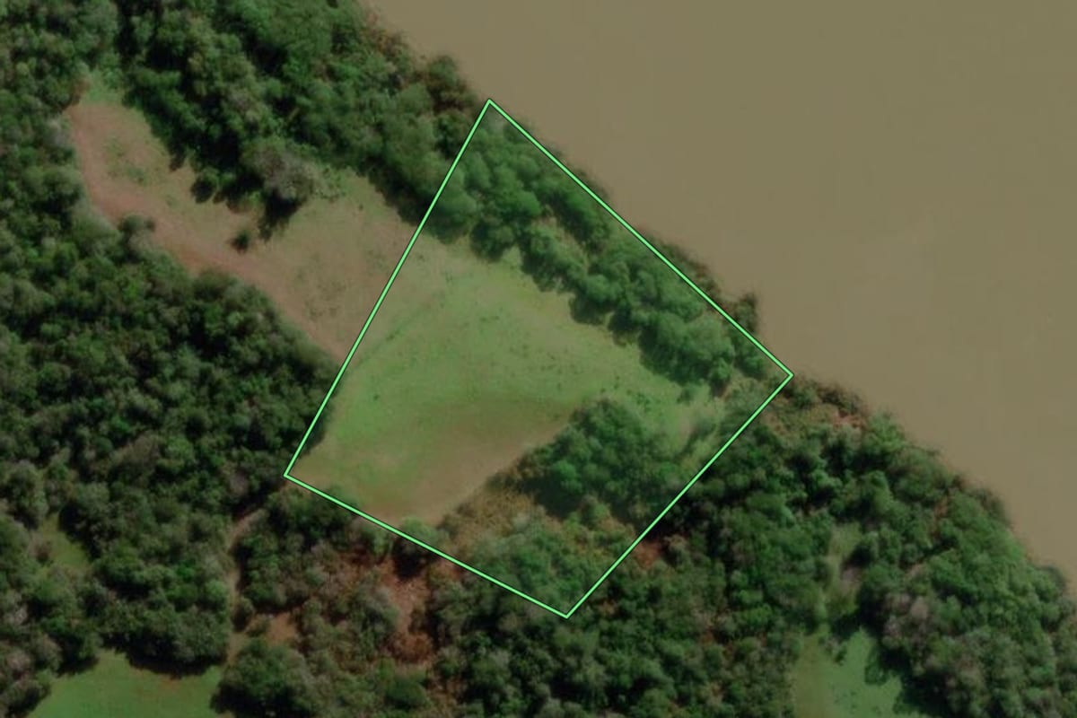 Imagem de satélite do imóvel rural em Garruchos (RS), com o contorno declarado no CAR desenhado por cima.
