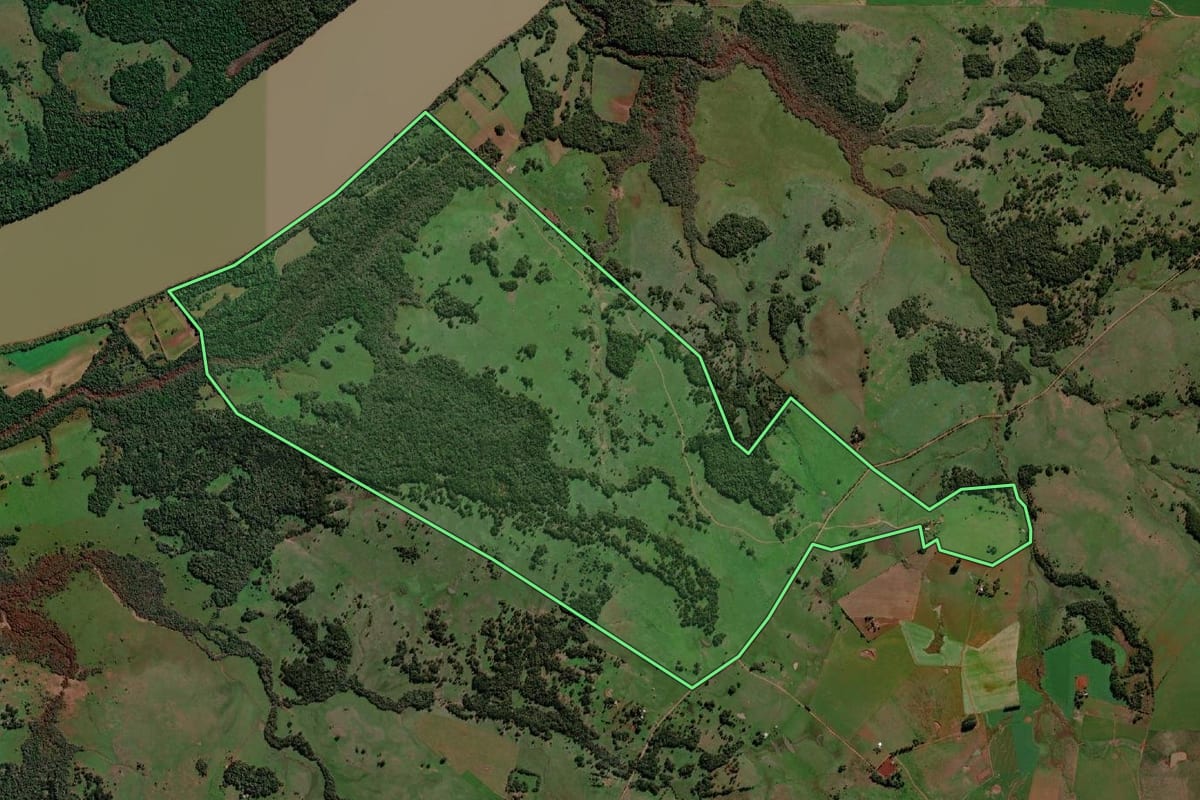 Imagem de satélite do imóvel rural em Garruchos (RS), com o contorno declarado no CAR desenhado por cima.