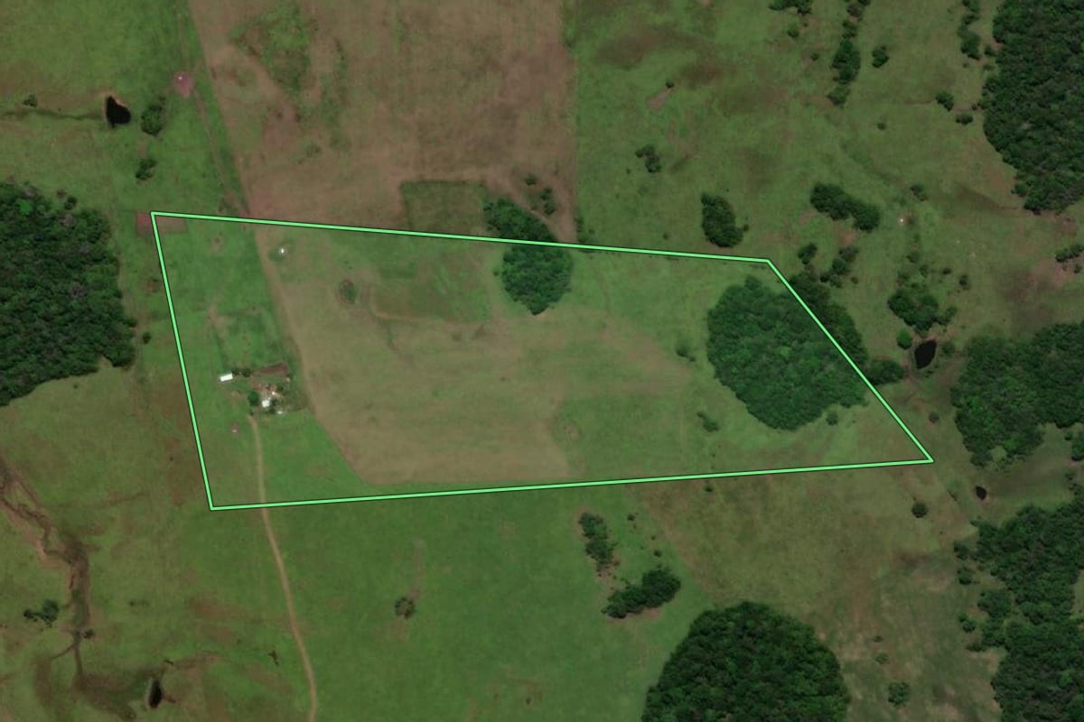 Imagem de satélite do imóvel rural em Garruchos (RS), com o contorno declarado no CAR desenhado por cima.