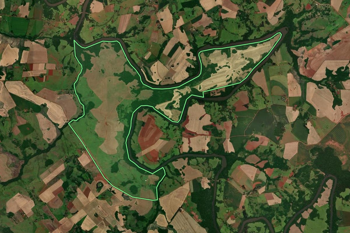 Imagem de satélite do imóvel rural em Garruchos (RS), com o contorno declarado no CAR desenhado por cima.