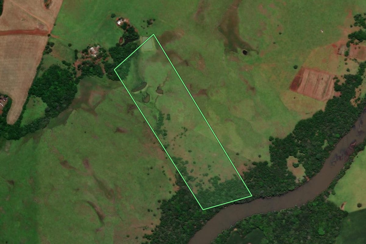 Imagem de satélite do imóvel rural em Garruchos (RS), com o contorno declarado no CAR desenhado por cima.