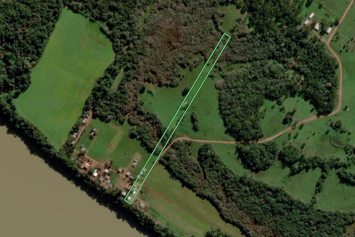 Imagem de satélite do imóvel rural em Garruchos (RS), com o contorno declarado no CAR desenhado por cima.