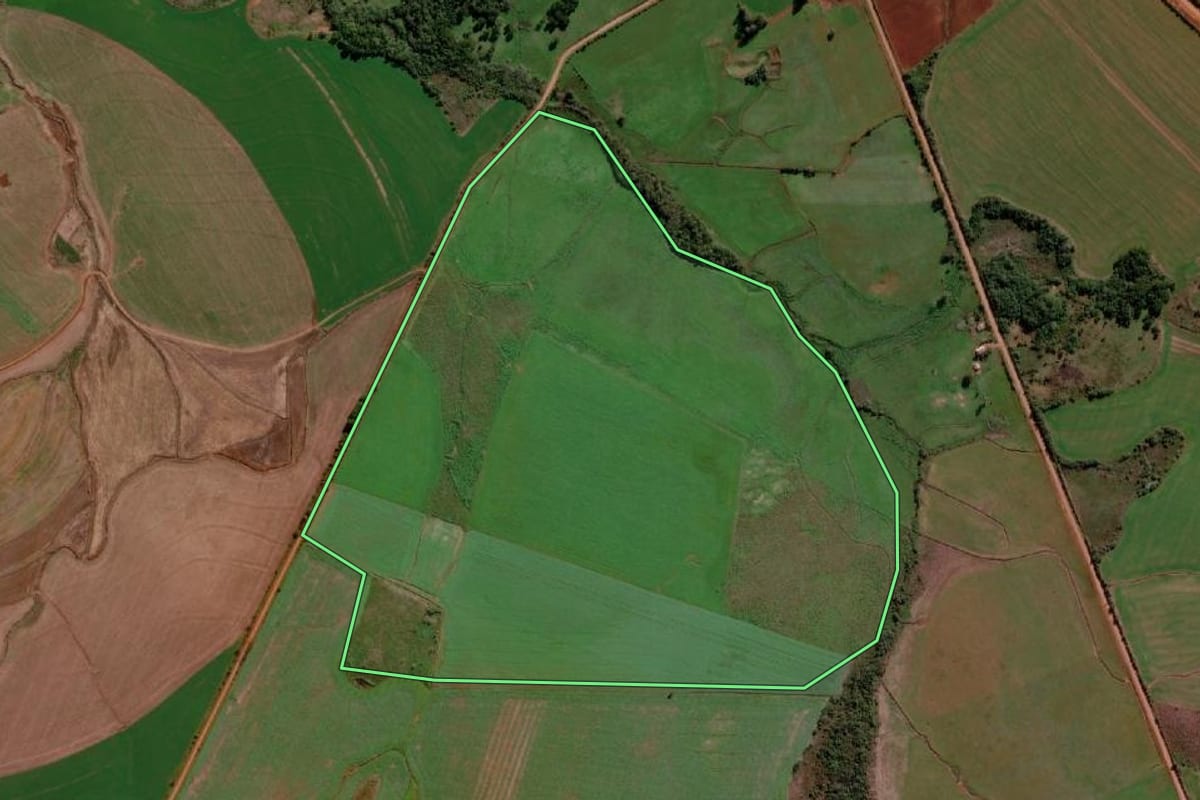 Imagem de satélite do imóvel rural em Garruchos (RS), com o contorno declarado no CAR desenhado por cima.