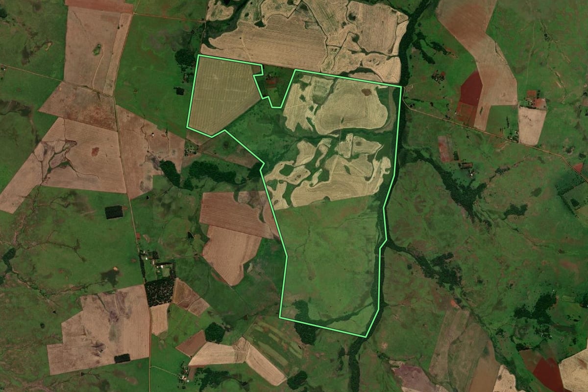 Imagem de satélite do imóvel rural em Garruchos (RS), com o contorno declarado no CAR desenhado por cima.