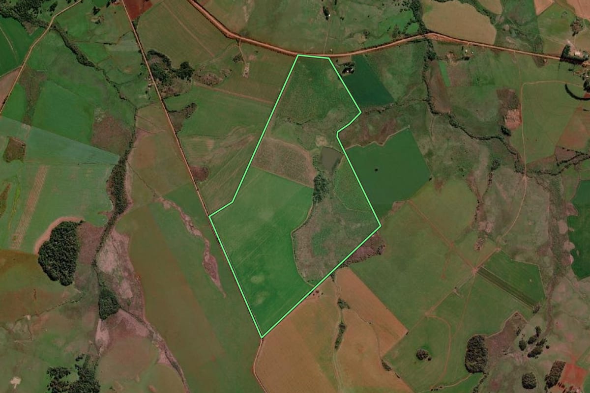 Imagem de satélite do imóvel rural em Garruchos (RS), com o contorno declarado no CAR desenhado por cima.