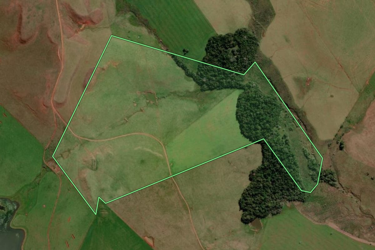 Imagem de satélite do imóvel rural em Garruchos (RS), com o contorno declarado no CAR desenhado por cima.