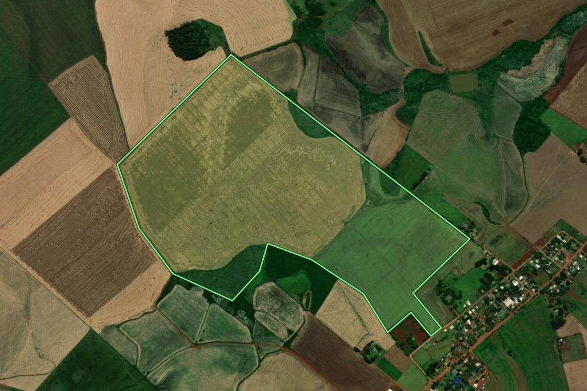 Imagem de satélite do imóvel rural em Garruchos (RS), com o contorno declarado no CAR desenhado por cima.
