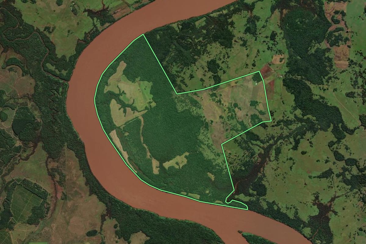 Imagem de satélite do imóvel rural em Garruchos (RS), com o contorno declarado no CAR desenhado por cima.