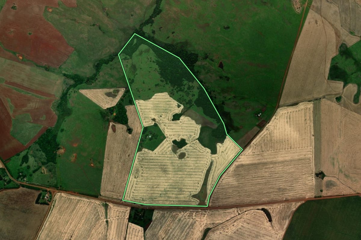 Imagem de satélite do imóvel rural em Garruchos (RS), com o contorno declarado no CAR desenhado por cima.