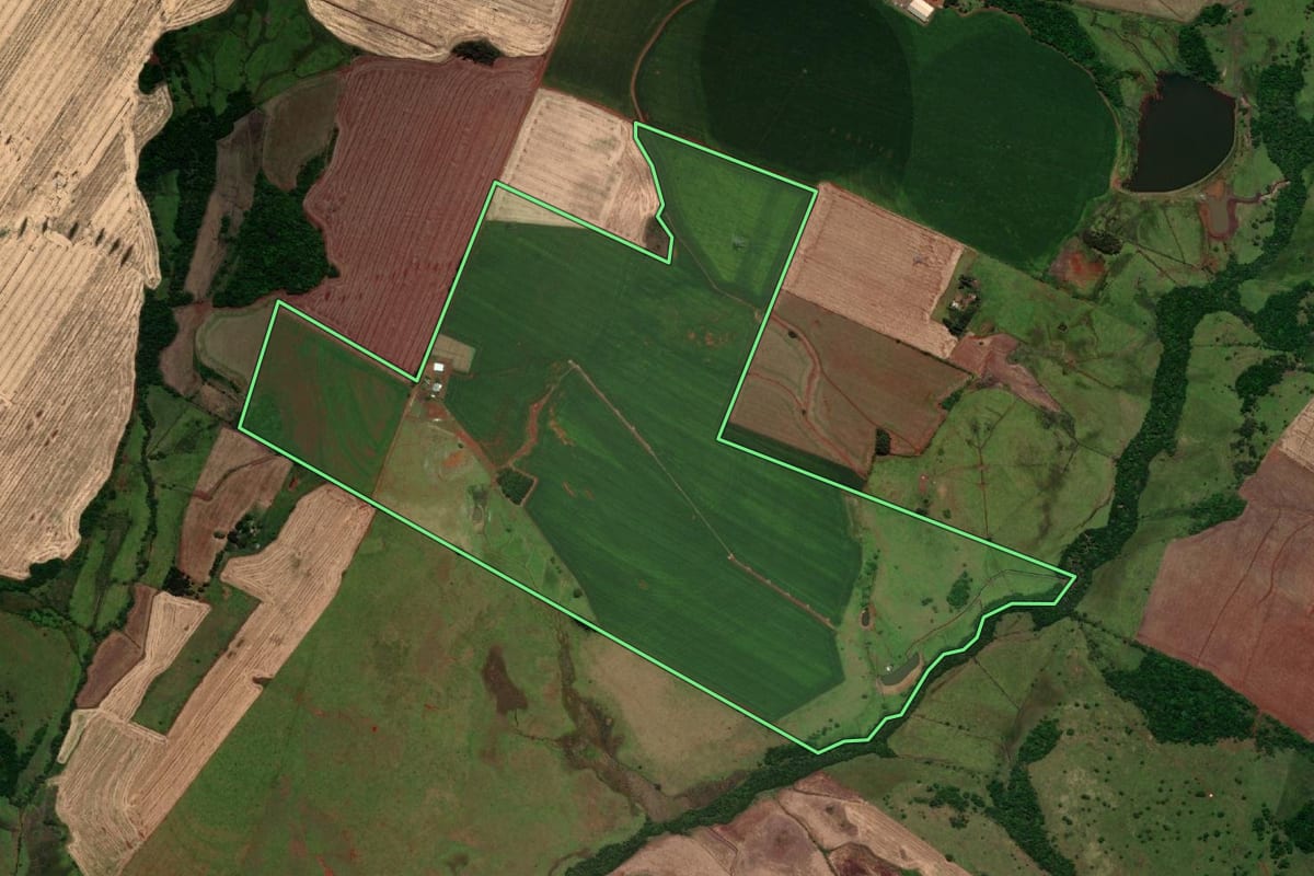 Imagem de satélite do imóvel rural em Garruchos (RS), com o contorno declarado no CAR desenhado por cima.