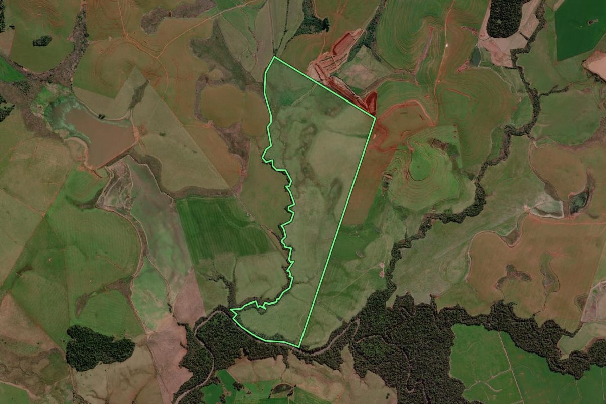 Imagem de satélite do imóvel rural em Garruchos (RS), com o contorno declarado no CAR desenhado por cima.