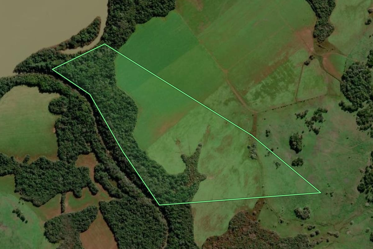 Imagem de satélite do imóvel rural em Garruchos (RS), com o contorno declarado no CAR desenhado por cima.