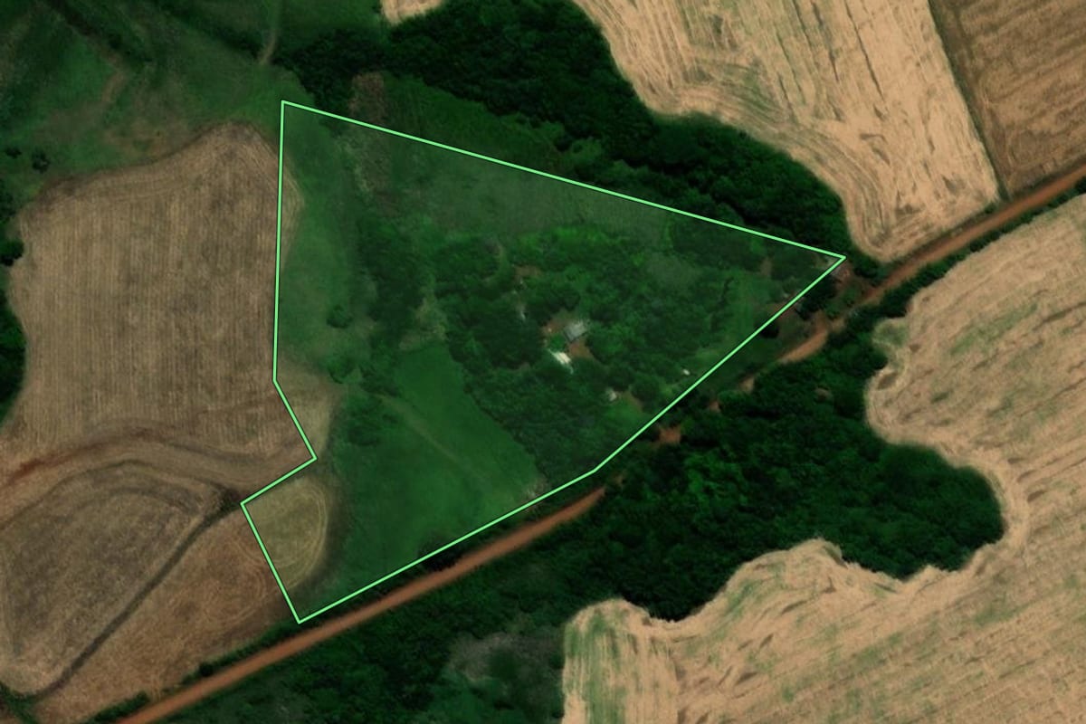 Imagem de satélite do imóvel rural em Garruchos (RS), com o contorno declarado no CAR desenhado por cima.