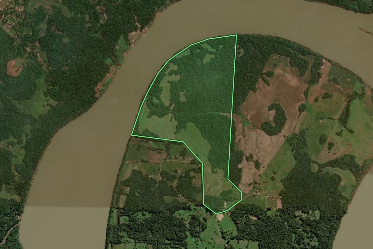 Imagem de satélite do imóvel rural em Garruchos (RS), com o contorno declarado no CAR desenhado por cima.