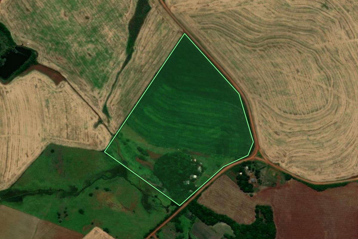 Imagem de satélite do imóvel rural em Garruchos (RS), com o contorno declarado no CAR desenhado por cima.