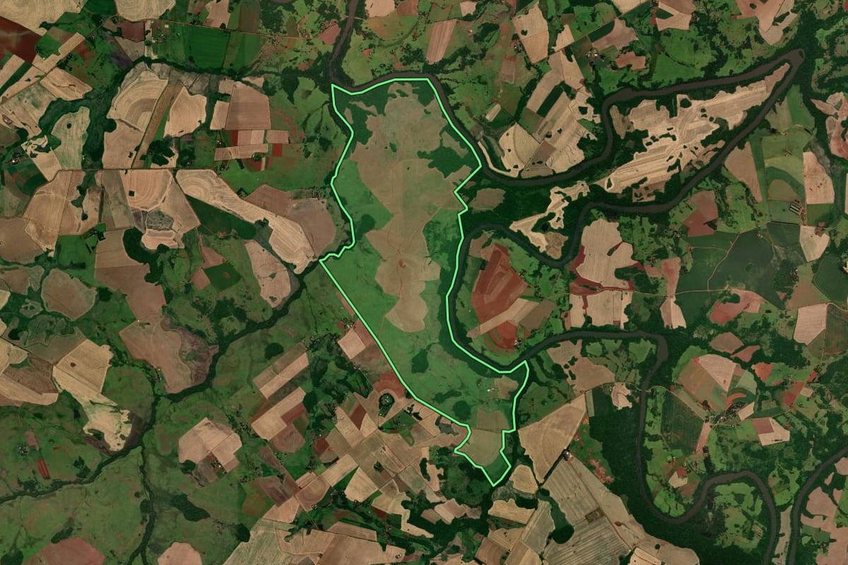 Imagem de satélite do imóvel rural em Garruchos (RS), com o contorno declarado no CAR desenhado por cima.