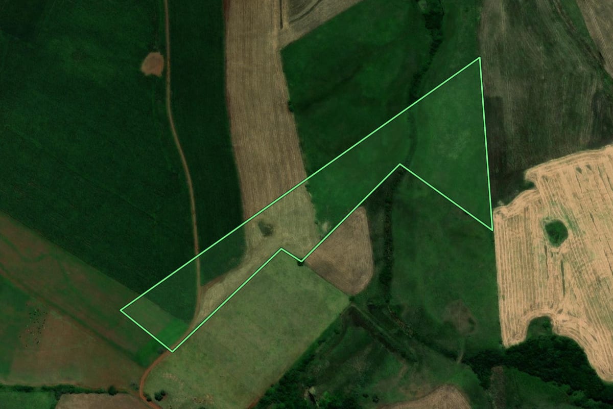 Imagem de satélite do imóvel rural em Garruchos (RS), com o contorno declarado no CAR desenhado por cima.