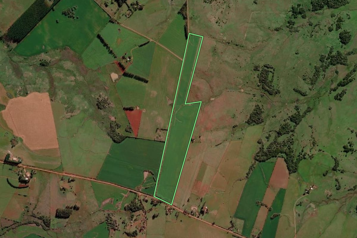 Imagem de satélite do imóvel rural em Garruchos (RS), com o contorno declarado no CAR desenhado por cima.