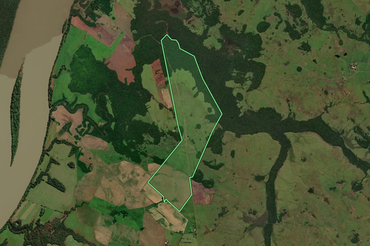 Imagem de satélite do imóvel rural em Garruchos (RS), com o contorno declarado no CAR desenhado por cima.