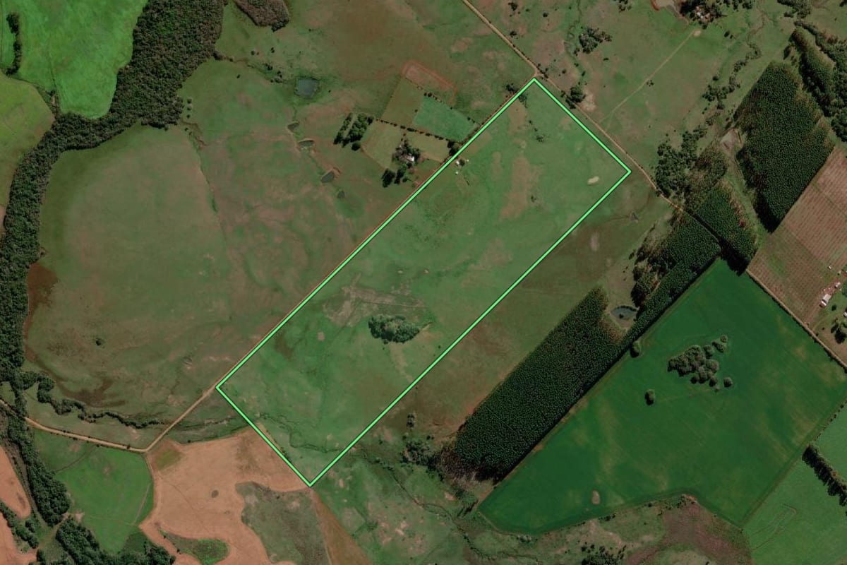 Imagem de satélite do imóvel rural em Garruchos (RS), com o contorno declarado no CAR desenhado por cima.